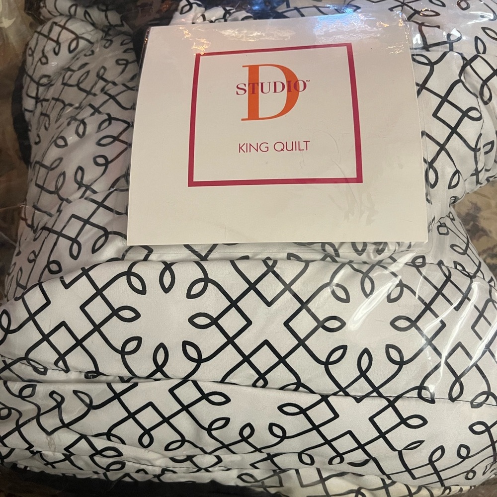 Like new king size comforter and pillows shams! 
Perfect condition.